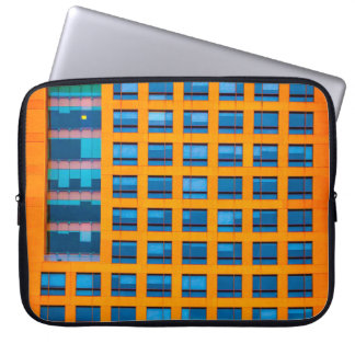 Gebäude in Blau und Orange Laptopschutzhülle