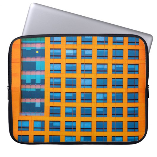 Gebäude in Blau und Orange Laptopschutzhülle (Vorderseite)