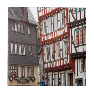 Gebäude mit halbem Baumbestand Fliese