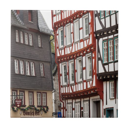 Gebäude mit halbem Baumbestand Fliese (Vorderseite)