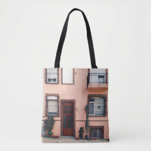 GEBÄUDE MIT ROTEN KONKRETEN PINKEN TASCHE