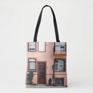 Gebäude MIT ROTEN KONKRETEN PINKEN Tasche