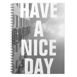 Gebäude und Himmel mit Worten Notizblock