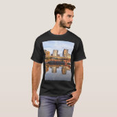 Gebäude und Reflexion T-Shirt (Vorne ganz)