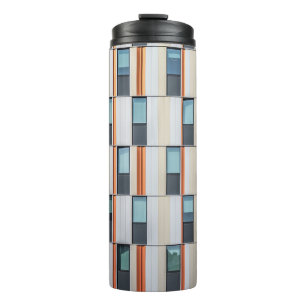 Gebäude weiß und orange thermosbecher
