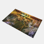 Geben Sie auf eigene Gefahr ein Fußmatte (Schrägansicht)