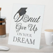 Geben Sie auf Ihren Traum Abschluss Donut auf Sockelschild (In Situ)