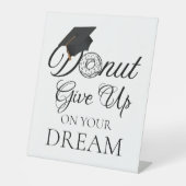 Geben Sie auf Ihren Traum Abschluss Donut auf Sockelschild (Vorderseite)