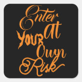 Geben Sie bei Ihrem eigenen Risiko Spooky Hallowee Quadratischer Aufkleber (Vorderseite)