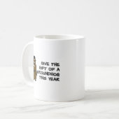 Geben Sie das Geschenk eines Groundhog in diesem J Kaffeetasse (Vorderseite Links)