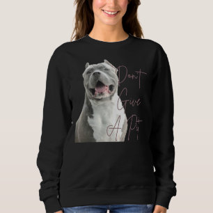 Geben Sie dem Grubenbull-Terrier-Hund mehr Sweatshirt
