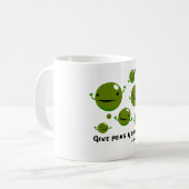 Geben Sie Erbsen eine Möglichkeit Kaffeetasse (Vorderseite Links)