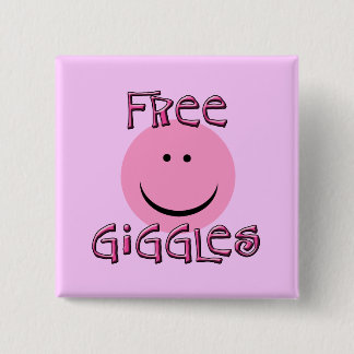 Geben Sie Gekicher mit glücklichem Gesicht im Rosa Button