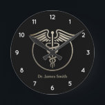 Geben Sie Ihren Namen Medizinischen Symbol Doctor Runde Wanduhr<br><div class="desc">Geben Sie Ihren Namen Medizinischen Symbol Doctor Custom Round Clock</div>