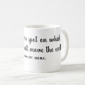 Geben Sie mir eine feste Stelle, auf der stehen Kaffeetasse (VorderseiteRechts)