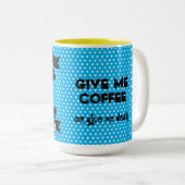 Geben Sie mir Kaffee oder geben Sie mir TodesTasse Zweifarbige Tasse (VorderseiteRechts)