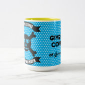 Geben Sie mir Kaffee oder geben Sie mir TodesTasse Zweifarbige Tasse (Mittel)
