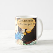 Geben Sie mir Kaffee und niemand erhält verletzte Kaffeetasse (VorderseiteRechts)