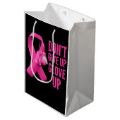 Geben Sie nicht auf, das Boxen von Krebsbewusstsei Mittlere Geschenktüte (Vorderseite Schrägansicht)