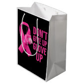 Geben Sie nicht auf, das Boxen von Krebsbewusstsei Mittlere Geschenktüte (Rückseite Schrägansicht)