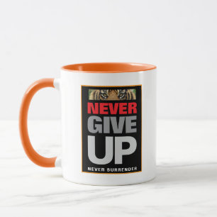 Geben Sie nie auf, nie übergeben Weiß und Orange C Tasse