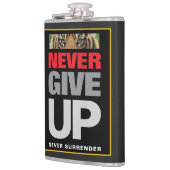 Geben Sie niemals auf, nie Motivierend Zitat abzug Flachmann (Links)