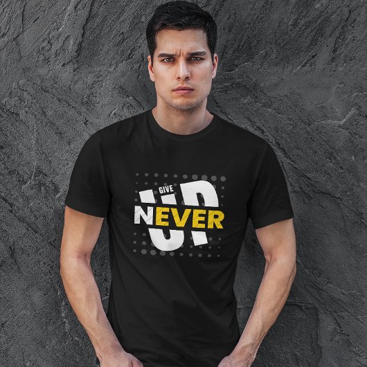 GEBEN SIE NIEMALS OBEREN, WEISS & GELBEN Typo-T - T-Shirt