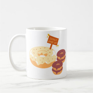 Geben Sie Schokolade und Weißschokolade Donut auf Kaffeetasse