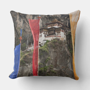 Gebetsfahnen hängen nahe shang kissen