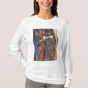 Gebetsfahnen hängen nahe Taktshang T-Shirt