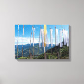 Gebetsfahnen in den bhutanischen Ostergebirgen Leinwanddruck (Vorderseite)