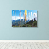 Gebetsfahnen in den bhutanischen Ostergebirgen Leinwanddruck (Insitu (Holzboden))