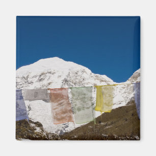 Gebetsfahnen und Monte Jhomolhari, Bhutan. Magnet