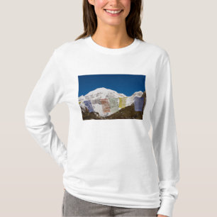 Gebetsfahnen und Monte Jhomolhari, Bhutan. T-Shirt