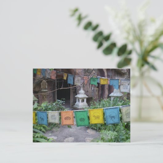 Gebetsflaggen am Tempel Postkarte (Stehend Vorderseite)