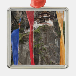 Gebetsflaggen hängen nahe Taktshang Silbernes Ornament