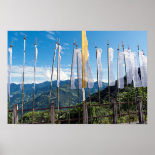 Gebetsflaggen in den östlichen Bergen von Bhutan Poster