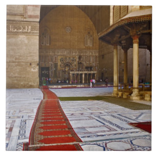 Gebetsteppiche führen in die islamische Moschee, K Fliese