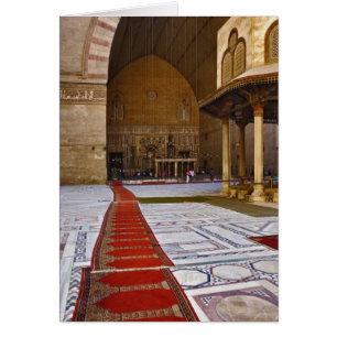 Gebetsteppiche führen in eine islamische Moschee,