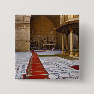 Gebetsteppiche führen in eine islamische Moschee, Button