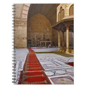 Gebetsteppiche führen in eine islamische Moschee, Notizblock