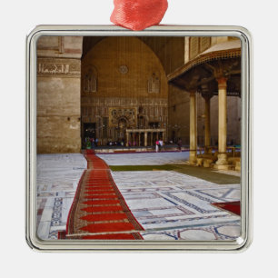 Gebetsteppiche führen in eine islamische Moschee,  Silbernes Ornament