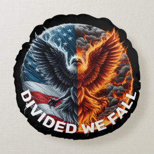 Gebildet fallen wir Brennende Flagge und Adler Rundes Kissen