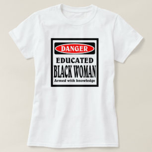 Gebildete schwarze Frau. T-Shirt