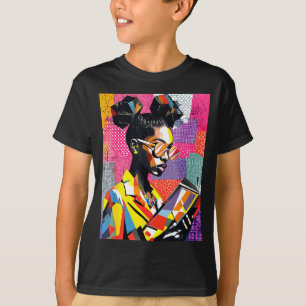 Gebildete schwarze Frauen mit geometrischem Hinter T-Shirt