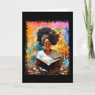 Gebildetes afrikanisches Mädchen liest Buchliebhab Karte