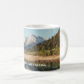 Gebirge anpassen ruft Text an Kaffeetasse (VorderseiteRechts)