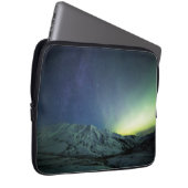 Gebirge | Aurora Borealis & Milky Way Alaska Laptopschutzhülle (Vorne Rechts)