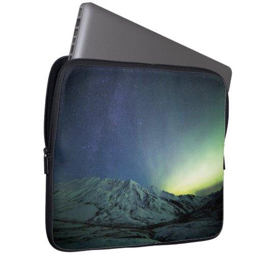 Gebirge | Aurora Borealis & Milky Way Alaska Laptopschutzhülle (Vorne Rechts)