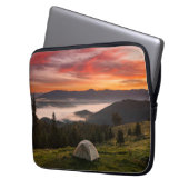 Gebirge | Camping Foggy Sunrise Laptopschutzhülle (Vorderseite Links)
